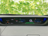 速度や時刻などの走行に必要な情報が前方にまとまり、運転中も確認しやすい表示です。状態を把握しやすいレイアウトで、日々の運転を支える見やすいメーターまわりです。