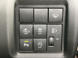 運転席まわりにスイッチ類がまとまり、駐車支援や走行時の補助機能に関わる表示を確認できます。各ボタンのアイコンが見やすく、必要な機能を選びやすい配置です。
