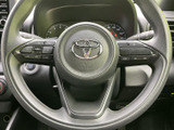 握る位置から手を大きく離さずに操作できるスイッチを備え、運転中の利便性に配慮した構成です。メーターの視認を妨げにくい配置で、必要な情報確認と操作を自然に行えます。