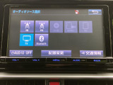 AM・FMに加えてテレビやBluetoothなど、選べるオーディオソースが画面に表示されています。利用したい項目を見比べやすく、音源の切り替えもメニューから選べる構成です。