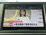テレビ映像を画面で確認でき、停車中の休憩時間などに活用できます。表示内容が見やすく、ナビ画面とは異なる情報を手元で確認できる便利な装備です。