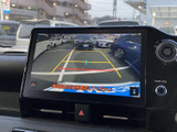 車両後方の様子を画面で確認でき、駐車時の周囲への気配りをサポートします。ガイド表示も備わり、駐車枠との位置関係を把握しやすいため、切り返しの際にも役立ちます。