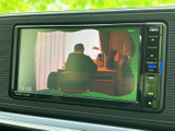 停車中にテレビや映像を視聴できる画面を備えています。待ち時間など車を停めている間の過ごし方が広がり、画面で映像を楽しめる便利な装備としてご活用いただけます。
