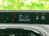速度やシフト位置、時刻などの情報が視線を向けやすい位置に表示され、運転中の確認をサポートします。必要な情報をひと目で把握しやすいメーター廻りです。