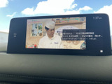 テレビ番組を画面で視聴でき、停車中の待ち時間も車内で過ごしやすくなります。番組情報も表示されるため内容を確認しやすく、日常の休憩時間にも活用いただけます。