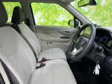 明るい色合いのシートと広い窓が、運転席まわりに開放感をもたらします。前方や側方を見渡しやすく、座面もゆったりとした印象。毎日の移動を落ち着いて過ごせる空間です。
