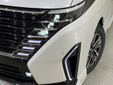 【LEDヘッドライト】悪天候や夜間走行時も良好な視界を確保し安心して運転できる高輝度LEDヘッドライトを装備!点灯速度が早く、消費電力も抑えられています。