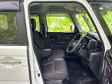 前席まわりは窓から光が入り、運転席から周囲を見渡しやすい開放的な空間です。シートには落ち着いた色合いが採用され、足元も広く、乗り降りの際にもゆとりを感じていただけます。