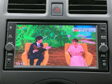 画面いっぱいにテレビ番組が表示され、停車中の待ち時間などに映像を視聴できます。車内で過ごすひとときの楽しみが広がる装備です。ご利用の際は周囲の安全に配慮し、停車した状態でお楽しみください。