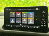 ホーム画面にナビやFM、Bluetooth Audioなどの項目が並び、使いたい機能を選びやすい構成です。表示が整理されているため、目的のメニューを探す際にも確認しやすく便利です。