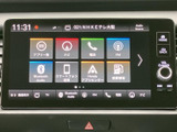 ナビや電話、FM、Bluetoothなどの項目が並ぶメニュー画面で、使いたい機能を選びやすい構成です。表示が整理されており、日常の移動に合わせて必要な項目を確認できます。