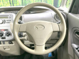 インテリアに合わせたデザインのステアリングは、運転される方のことも考え、運転しやすい形状、大きさです。是非一度、実際に触ってお確かめください。