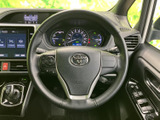 手元に複数のスイッチが備わり、運転姿勢を大きく変えずに各種機能へアクセスできます。前方を見ながら使いやすい配置で、日常の運転をサポートする便利な装備です。