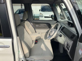 明るい色合いのシートとゆとりある足元で、運転席まわりもすっきりとした印象です。前方や側方の窓から周囲を見渡しやすく、毎日の乗り降りも快適にお使いいただけます。