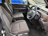運転席まわりは前方を見渡しやすく、シートに座った際も落ち着いて過ごせる空間です。手の届きやすい位置に収納も備わり、日常の乗り降りや小物の置き場に便利です。