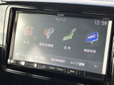 画面には目的地や登録履歴などの項目が並び、行き先の設定を進めやすい構成です。画面下には操作キーも配置され、日常の移動中に必要な項目を確認しやすくなっています。