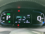 走行速度やシフト位置などの情報が一画面に表示され、運転中に必要な内容を確認しやすい構成です。表示がまとまり、日常の運転をサポートします。