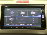 CD・DVDやラジオ、テレビ、音楽再生などの項目が並び、聴きたい音源を選びやすい画面です。目的に合わせて切り替えられ、車内での時間を便利に過ごせます。