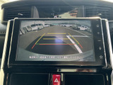 後方の映像とガイド表示を確認でき、駐車時の周囲確認をサポート。画面で距離感や進行方向を把握しやすく、車庫入れや狭い場所での操作に役立ちます。