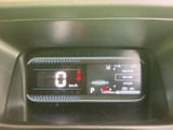 速度やシフト位置などの情報をひと目で確認しやすい表示で、運転中の状況把握をサポートします。必要な情報をまとめてチェックでき、日々の運転にも役立ちます。