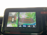 後方の様子を画面で確認しながら駐車でき、駐車時の安全確認をサポートします。車両周辺の表示も備わり、狭い場所での取り回しや後退時に心強い装備です。
