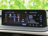Bluetoothやラジオなど、複数のオーディオソースを画面上で選択できます。再生中の曲名や時間も確認でき、気分や状況に合わせて音楽を切り替えながら、車内での時間を快適に過ごせます。