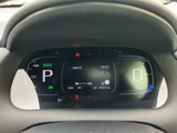 速度やシフト位置、燃料残量などの情報がメーター内にまとまり、運転中に必要な表示を確認しやすい構成です。中央部分には時刻や外気温なども表示され、日々の移動を支えてくれます。