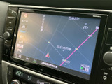 画面には現在地周辺の地図が表示され、道路や地名を確認しながら目的地への道順を把握できます。表示切替の項目も画面端にまとめられており、行き先を調べる場面で活用しやすいナビ画面です。