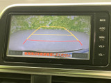 後方の様子を画面で確認でき、駐車時に周囲との距離感をつかむ際に役立ちます。ガイド線も表示されるため、車庫入れや狭い場所での後退時に目安として活用できます。