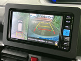 後方の映像に加えて進路の目安となるガイド線も表示され、駐車時の周囲確認をサポートします。車庫入れや縦列駐車など、日常の駐車シーンで役立つ装備です。