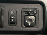【電動格納ミラー】サイドミラーは電動格納式となっており、狭い駐車場でもキズがつくリスクを抑えられます。