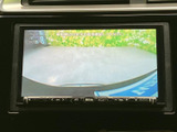 後方の様子を画面で確認でき、駐車や車庫入れの際に周囲を把握する目安として役立ちます。モニターの映像だけに頼らず、目視でも周囲の安全を確認しながらご利用ください。