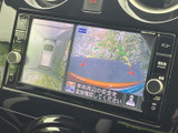 後方の映像に加えて車両周辺を確認できる表示があり、駐車時の安全確認をサポートします。目視で周囲も確かめながら、駐車スペースへの出し入れを落ち着いて行いたい方に便利です。