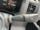 表示が見やすく、ウインカーやライト関連の操作を確認しやすいレバーです。運転席から手を伸ばしやすい位置にあり、日常の運転をスムーズに支えてくれます。