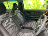 柄の入ったシートと落ち着いた色合いが、運転席まわりにまとまりを感じさせます。窓から外の様子を確認しやすく、座ったときも周囲を見渡しやすい空間です。