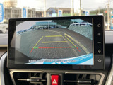 後方の様子を画面で確認でき、駐車時の周囲確認をサポートします。目安となるガイド線も表示されるため、車庫入れや駐車枠への進入時に距離感をつかみやすく、日常の駐車に便利です。
