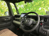 運転席まわりは前方の視界が広く、窓からの見通しもすっきりしています。落ち着いた色合いのシートとドア内張りで、毎日の乗車時も心地よく過ごせる空間です。