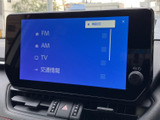 FMやAM、テレビ、交通情報などの項目が画面に並び、使いたいメニューを選びやすい表示です。お好みの音源や情報を選べるため、日常の移動をより快適にサポートします。