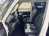 前席からダッシュボードまで見渡しやすく、運転席と助手席が近くに配置された室内です。シートは落ち着いた色合いで、乗り降りしやすい開口部と足元の広さも確認できます。