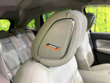 【BOSEサウンドシステム】メーカーオプションの高品位サウンドシステムを搭載。専用のチューニングが施された大小様々なスピーカーから良質なサウンドが奏でられ、臨場感あふれる音響空間を演出します。
