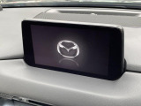 【8インチマツダコネクト】車内の雰囲気にマッチした大型のディスプレイ。スマホ接続でのナビ使用やBluetooth再生等、様々な機能が楽しめます。直感的なダイヤル操作が可能で、使い勝手も良好です。