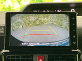 後方の様子を画面で確認でき、駐車時の周囲確認をサポートします。ガイド線も表示されるため、車庫入れや狭い場所での駐車に役立ちます。直接目視での確認も併せてご利用ください。