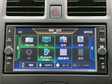 ナビゲーションやラジオ、テレビ、Bluetoothなどの項目が画面にまとまり、目的に合わせて選びやすい構成です。移動中の情報確認や音楽再生など、日々の車内時間を便利にサポートします。
