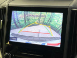 【バックカメラ】駐車時に後方がリアルタイム映像で確認できます。大型商業施設や立体駐車場での駐車時や、夜間のバック時に大活躍!運転スキルに関わらず、今や必須となった装備のひとつです!