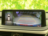 後方の映像に加え、車両周囲を俯瞰した表示も確認できます。ガイド線を目安に後退時の位置を把握しやすく、駐車場での車庫入れや狭い場所での切り返しをサポートしてくれる便利な装備です。