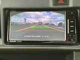 後方の様子を画面で確認でき、駐車時の周囲確認をサポートします。画面には距離の目安となるガイド線も表示され、車庫入れや狭い場所での切り返しに便利です。目視での安全確認とあわせてご活用ください。