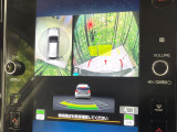 【マルチテレインモニター】車のフロントやサイドのカメラ画像を同時にモニター表示することで、悪路や狭い道を走行時でも周囲の状況確認ができ安心!本格SUVにうれしい装備です♪