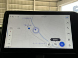 地図上に現在地と周辺の道路が表示され、目的地の検索や登録にも使えるナビ画面です。地図を見ながら経路を確認できるため、初めての場所へ向かう際にも目的地までの移動をサポートします。