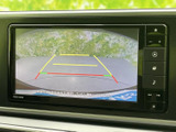 後方の映像と目安となるラインが画面に表示され、駐車時に周囲の位置関係を確認する助けになります。車庫入れや狭い場所での切り返しなど、日常の駐車を支えます。