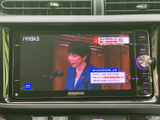 画面と本体のボタン、ダイヤルがまとまった扱いやすい配置です。目的地の案内や音楽再生など、毎日の移動をサポートする装備として活用いただけます。